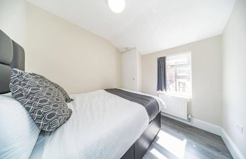 RYAN AIR I BNB - Huge 4 Bedroom House with Free Parking - Foto 26