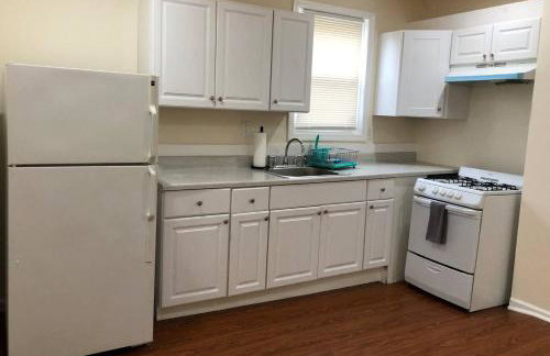 Large and private 3 bedroom and 1 bathroom apartment near Newark International Airport EWR and New York City, MetLife Stadium FIFA World Cup 20 minutes away - Foto 2