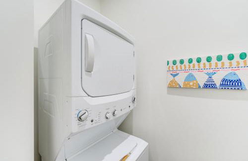 Walk to Lake Erie Sleek Retreat with Screened Patio - Foto 19