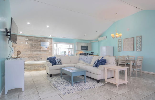 Elegant Suite with Jacuzzi - Photo 2