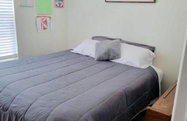 Hot Tub Steam Shower Gym in Charming Family Home! - Photo 17