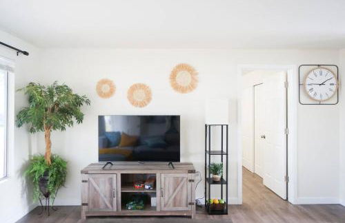 Beautiful Light-filled Farmhouse w swing & slide - Foto 14