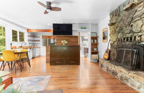 Redwood Cabin with Hot Tub Canyon View and Dogs OK - Foto 7