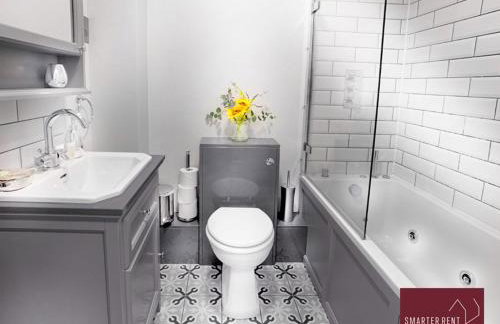 Woking 2 Bedroom House Parking Garden - Photo 9