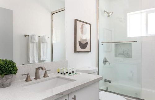 Upscale LA Getaway Sleeps 8 with Free Parking - Foto 17