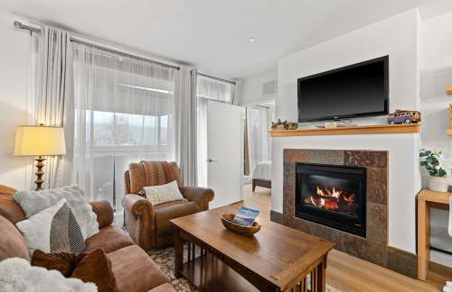 Lakeside luxury with hot tub and pool - Foto 44