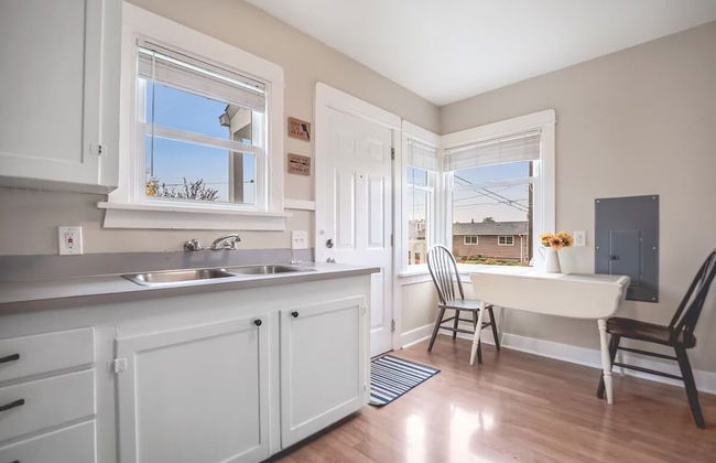 Walk to the waterfront The Cozy Cottage - Photo 3