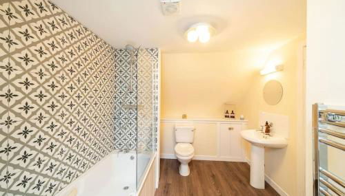 Red Squirrel Cottage, Family & Pet Friendly Adventure Retreat, Strathdon, Aberdeenshire - Foto 2, Shower