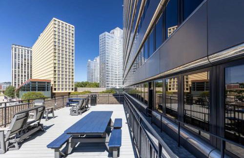 Sleek 2BR Downtown Retreat with Gym - Foto 22