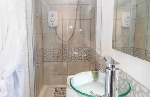 Adorable private couples retreat with hot tub - Photo 16