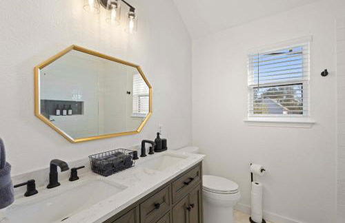 5BD Getaway w Pool Patio Firepit Mins to DT - Photo 24