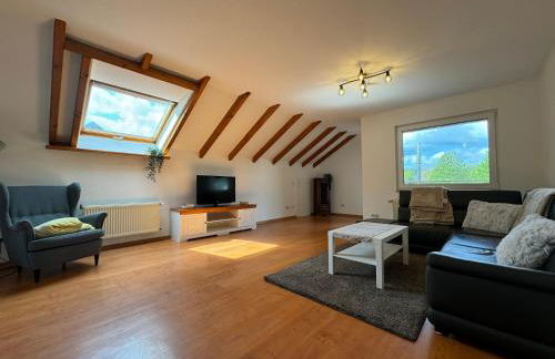 Dachgeschoss Wohnung mit Blick ins Grüne - Foto 1