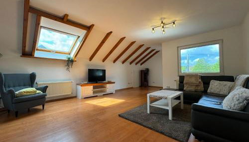 Dachgeschoss Wohnung mit Blick ins Grüne - Foto 1