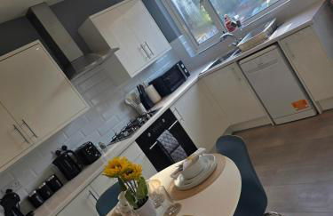 Stylish 3-Bed Home with Parking - Ideal for Long Stays - Photo 11