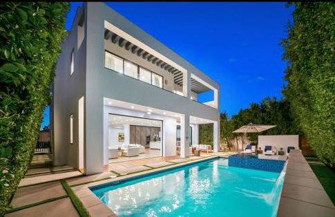 Luxurious Retreat - Modern House with Pool - Photo 53