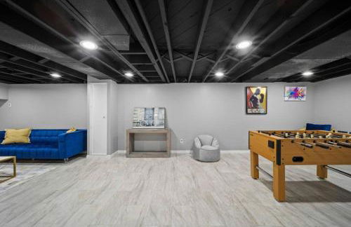 Elegant Oasis 4 Bedroom Home Away from Home - Photo 16