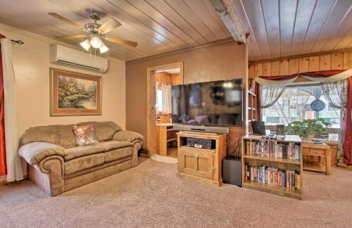 Cozy Home with Hot Tub Half Mi to Salmon River! - Foto 7