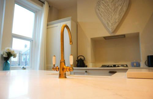 Modern 2 Bed 2 Bath Apartment in Prime Jesmond Location - Photo 2