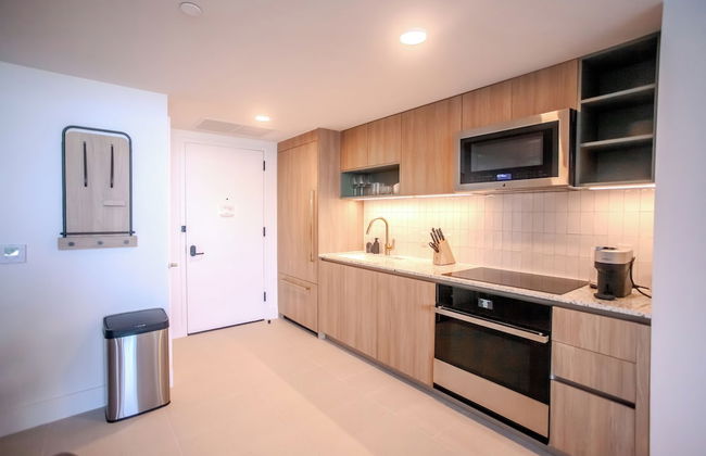 Luxurious Downtown Escape - Photo 23