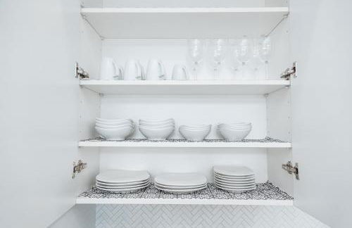 Beautifully Decorated, Modern Downtown Houston Home - Photo 15