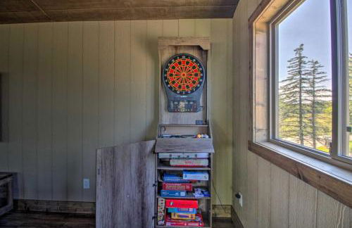 Lakefront Retreat with Dock and Game Room and Deck - Foto 8