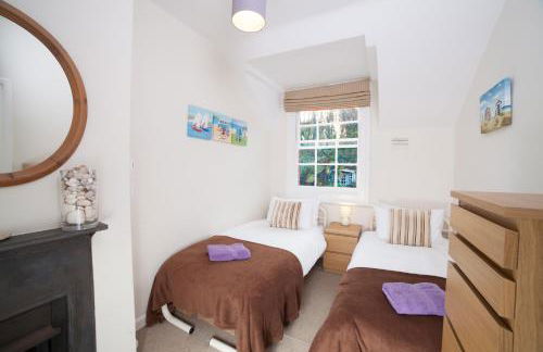 Fort Victoria Cottages - Sea View Cottage - Photo 17