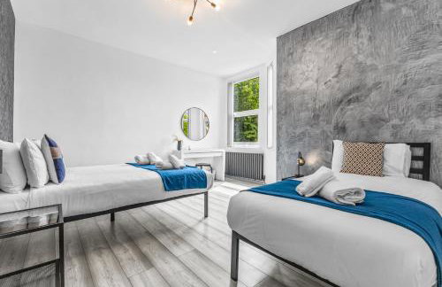 Modern City Centre Townhouse sleeps 10 & Parking - Foto 16