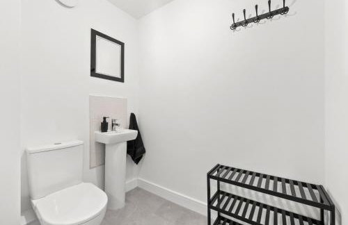 NEW! Spacious 3 BR Detached Home! Hosted by Oakstone stays! Driveway parking, Fast Wifi, A5 with great Midlands transport links - Foto 25