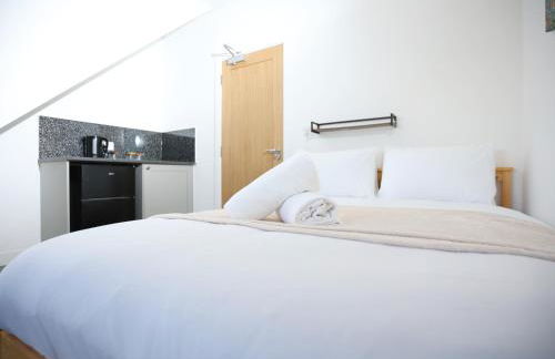 Gloucester Rd By N And N Stays, Newly Refurbed 6 Bed all ensuite house by N And N Stays Ltd, Perfect for contractors and Corporate stays, Close to YTL Arena Site, Pvt Parking for Vans and and work vehicles, Wifi - Foto 21