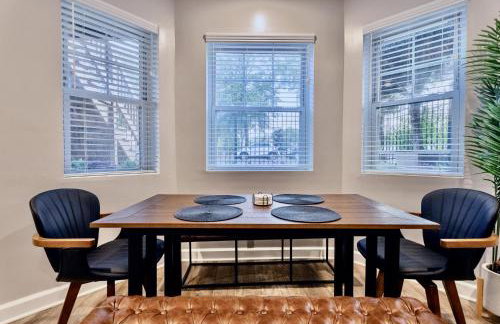 Stylish & Bright Gem Overlooks Lovely Park with Great Amenities - Foto 12