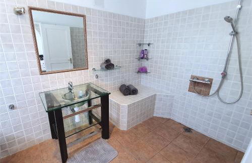 Stunning sea view villa with 6 bedrooms & heated pool - Villa Renaissance - Photo 23