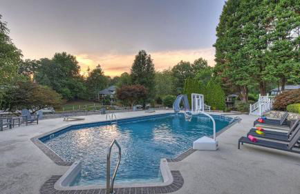 Lakefront Home w Pool, Dock, Fire Pit & Game Room Sip, Sip Away by Avantstay - Foto 100