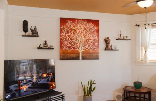 The Gem-3 Bedrooms! King, Full & Twin Beds, Sauna with Free Parking plus more - Foto 4