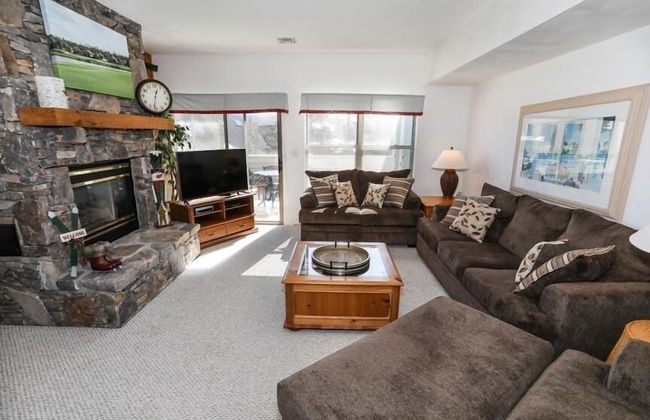 Seven Springs Stonegate 2 Bedroom Condo, Ski-In/Out, Sleeps 8! by RedAwning - Foto 1