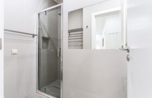 Vita Portucale ! Moscavide Casa Branca w/ Terrace - Photo 16