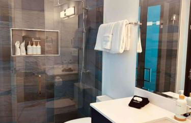 LVS Villa Blanco 5BR Coastal Oasis with Rooftop Sunset Deck Heated Pool Spa & Walk-to-Beach Access - Foto 54