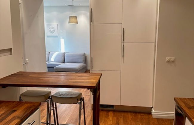 Luxury Apartment in City Hotspot - Photo 6