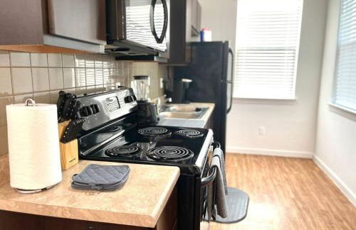 NEW! 5 min from Mall, Airport, and Dinning! - Foto 15