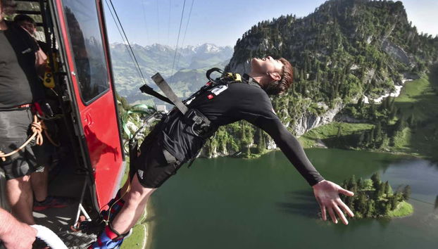 Sautez de la cabine du téléphérique du Stockhorn