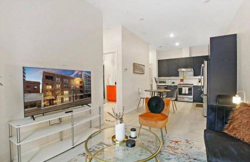 Elegant 2BR Apartment with In-Unit Laundry - Sheridan 102 - Photo 3