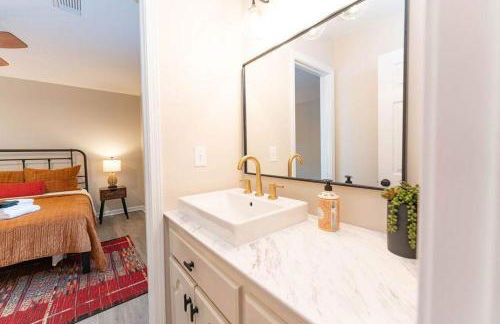 15 Min to UA Private Heated Pool Huge Yard Luxe Master - Foto 26