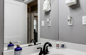 The Cozy Bungalow free parking fully fenced backyard - Foto 28