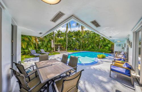 Tropical Villa Retreat with Private Pool & Peaceful Backyard - Stylish Escape in a Tranquil Residential Area - Foto 47