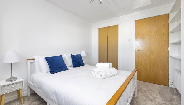 JOIVY Stunning 2-Bed Flat W/ Free Parking - Foto 5, Habitación