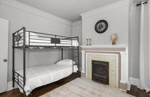 Historic Manor with 8 BDRMS 9 BATHS & 3 Kitchens - Foto 49