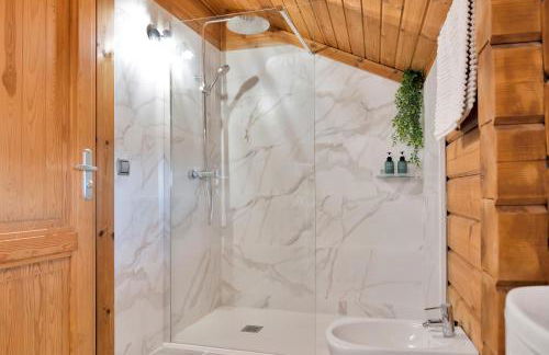 Recién renovada! Exclusiva villa de madera con piscina y vistas al mar - Foto 30