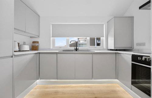 Stunning 2 Bedroom Apartments - City Centre Location, Free WiFi, Free Parking, Spacious Accommodation, Comfort and Style, Freshly Rennovated - Foto 7