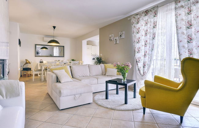 Superb Modern Villa With Pool, Large Fenced Yard Near the Beach - Foto 11