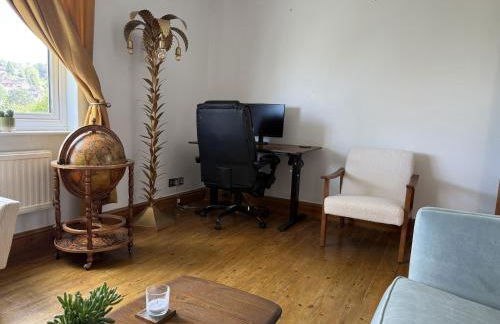 Caterham 3 Bed House, Free on street Parking - Photo 22