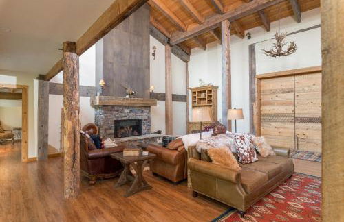 Bear Lodge with private Pool, Hottub, and Sauna! - Photo 30